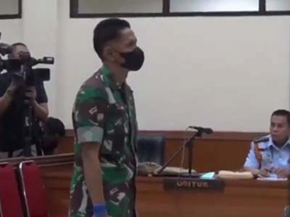 Priyanto saat menjalani sidang vonis seumur hidup.