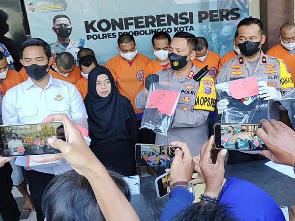 AKBP Wadi Sa’bani didampingi Wakapolres Kompol Subiyantana dan Kasat Reskrim AKP Jamal, Wadi merilis kedelapan tersangka dan keempat penadah, Kamis, (11/08/2022).