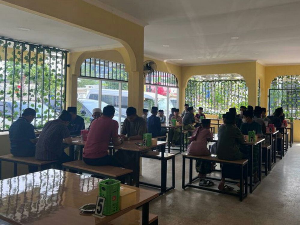 Rumah Makan Makan Nasi Sambal Asin yang di kawasan Jalan Gatot Subroto, Garuntang, Bandar Lampung, Provinsi Lampung memberikan Makan Gratis kepada pemilik nama Muhammad dan Maria, Kamis, 7 Juli 2022.