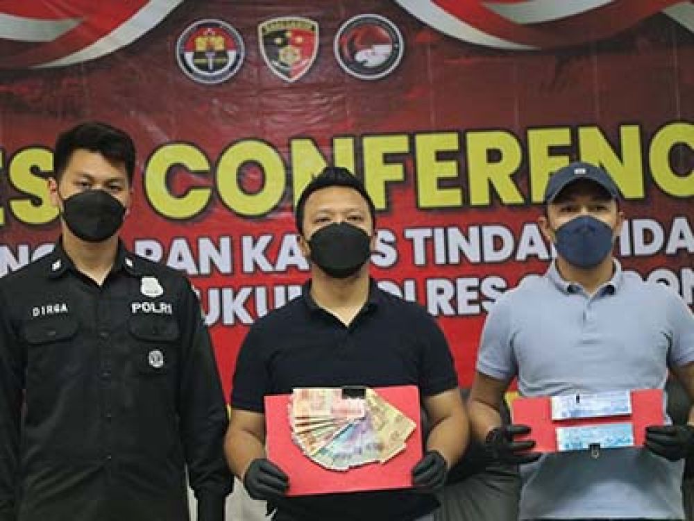 AKP Arief Nazaruddin menunjukan Barang Bukti.