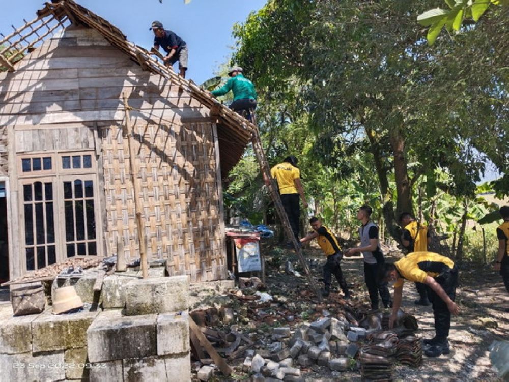 Petugas gabungan TNI, Polri, Satpol PP dan BPBD Bojonegoro saat membantu memperbaiki rumah warga terdampak bencana angin puting beliung.