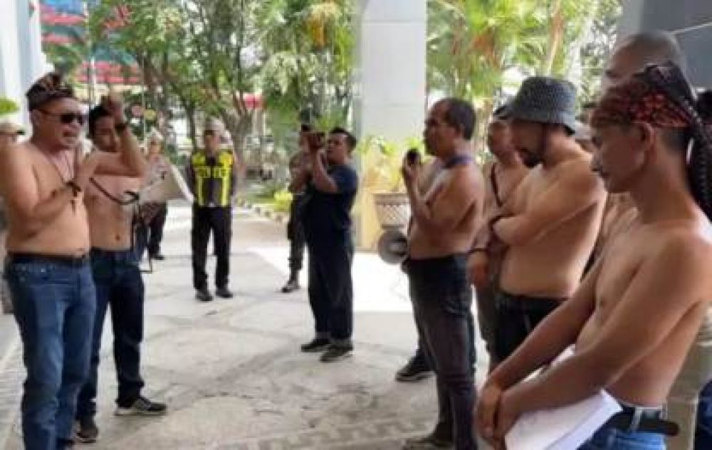 Lujeng Sudarto saat unjuk rasa Rapeda di DPRD Kab. Pasuruan (dok)