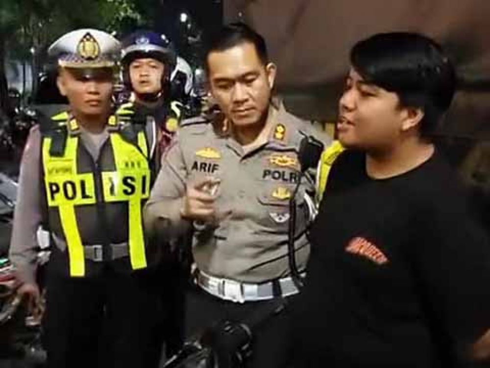 Kasatlantas Polrestabes Surabaya AKBP Arif Fazlurrahman saat memeriksa seorang diduga pelanggar lalu lintas.