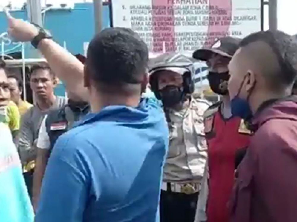 Penumpang ricuh dengan petugas Pelabuhan Merak.