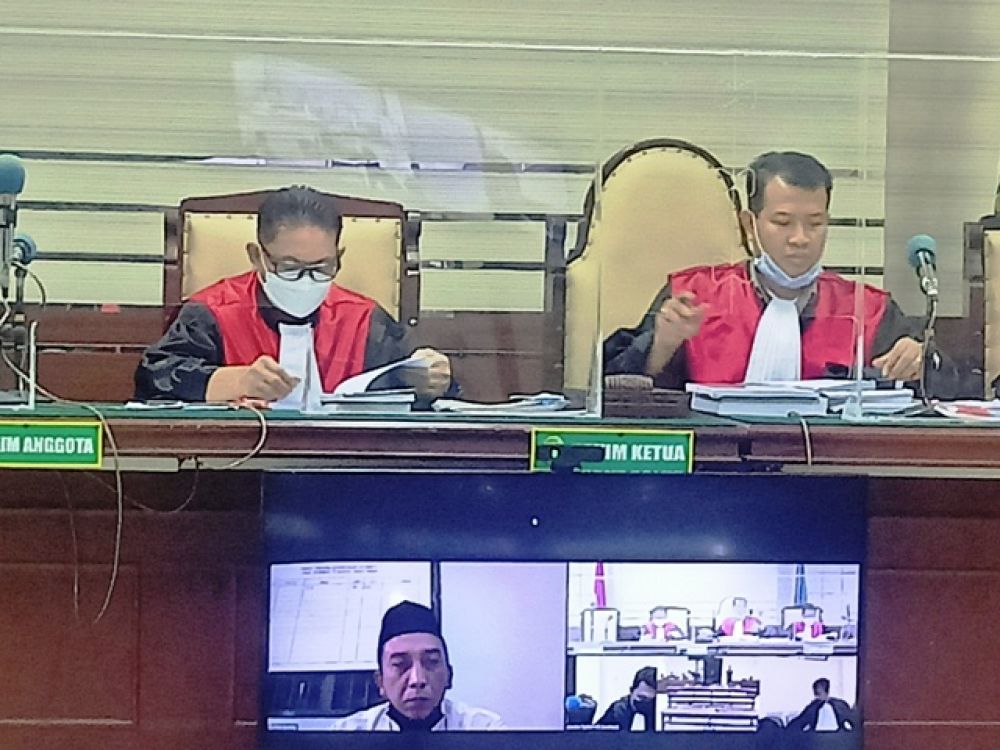 Terdakwa Romli sebelum membacakan pledoi