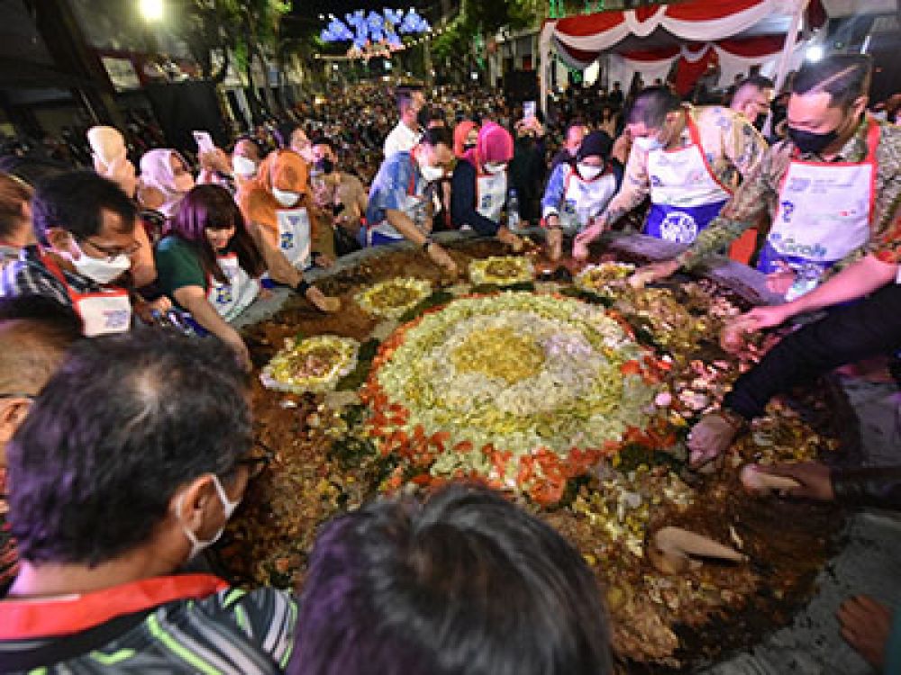 Khofifah dan Eri serta PJU Forkopimda Ngulek Rujak.