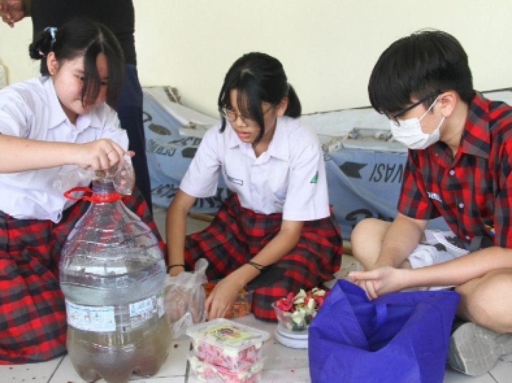 Pelajar SMP Santo Yosef Tarakanita Surabaya mengikuti pembuatan Eco Enzyme dalam rangka memperingati Hari Peduli Sampah Nasional, 21 Februari 2024.