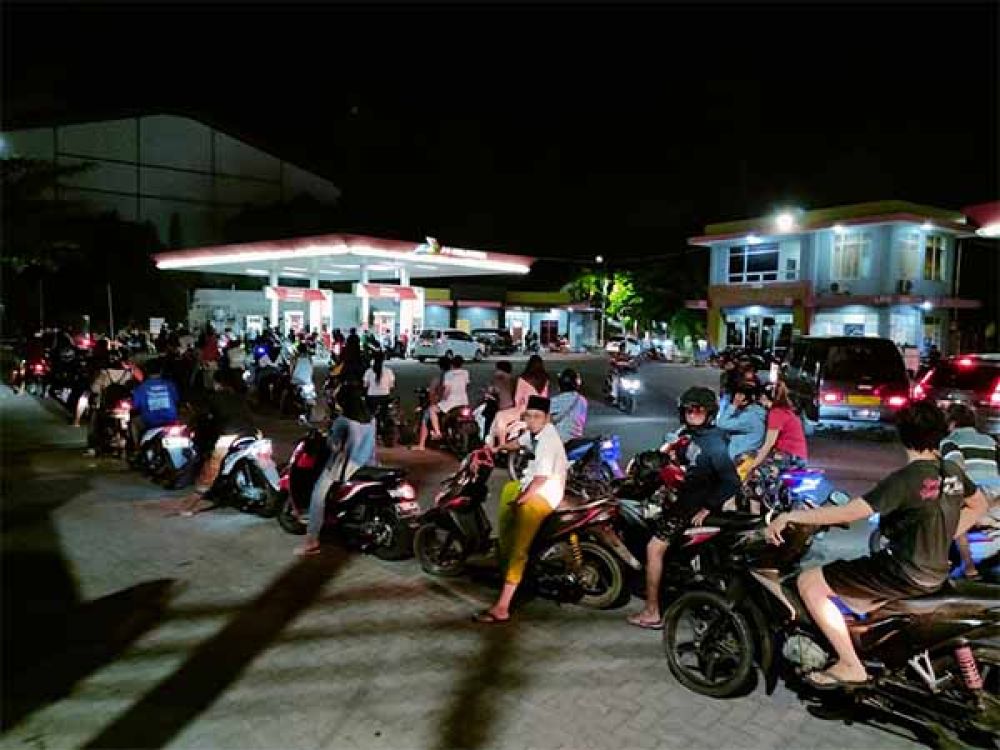Antrean panjang pengendara bermotor untuk membeli BBM di SPBU Kedung Cowek, Surabaya, Selasa malam, (31/08/2022).