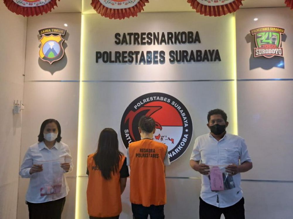 Sejoli HBP dan ATN diapit dua petugas Sat Resnarkoba Polrestabes Surabaya setelah tertangkap di Jalan Lebo Agung Surabaya.
