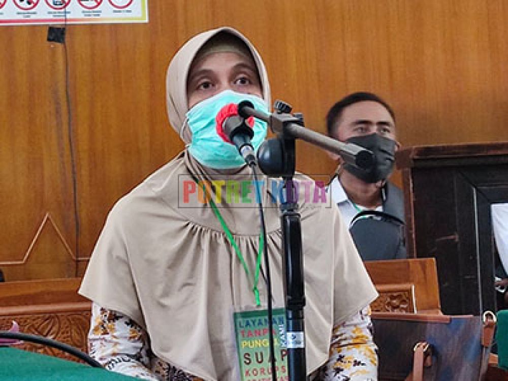 Dr. Lucky Endrawati S.H., M.H., saat menjadi saksi di PN Surabaya.