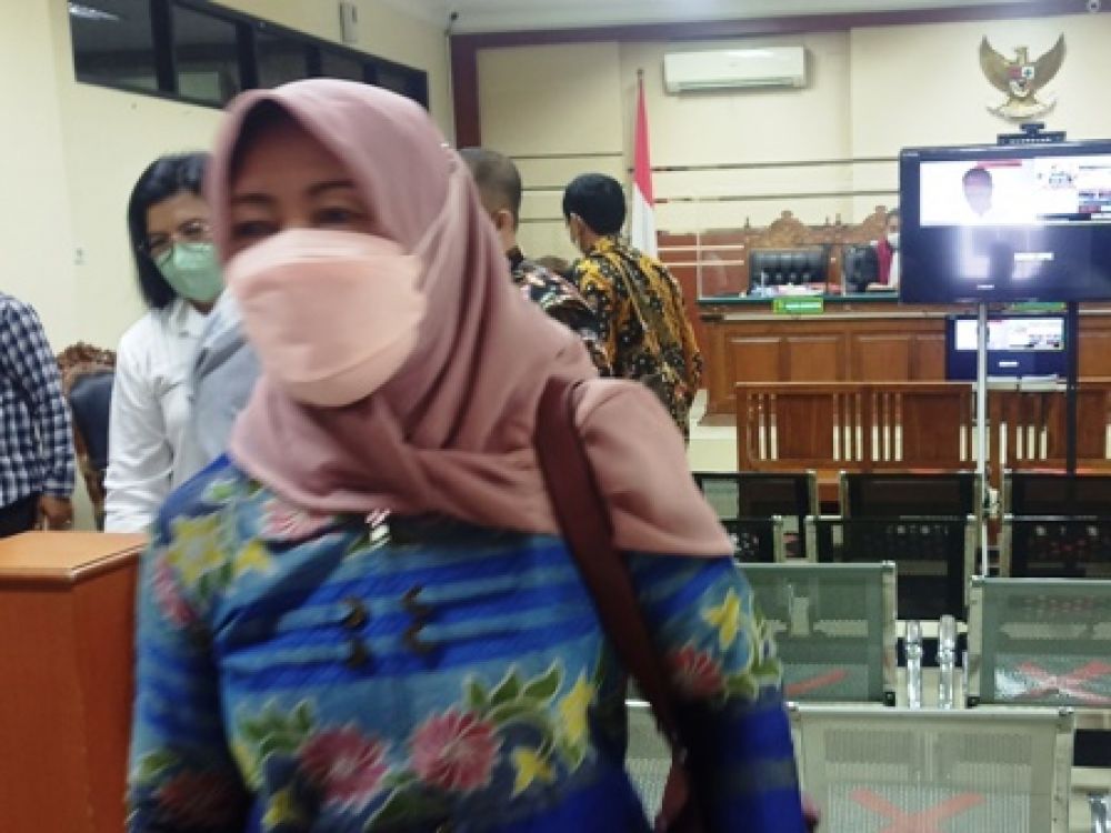 (depan) Eny Yuliasih (belakang) Yulieane Ritalien Latuny 