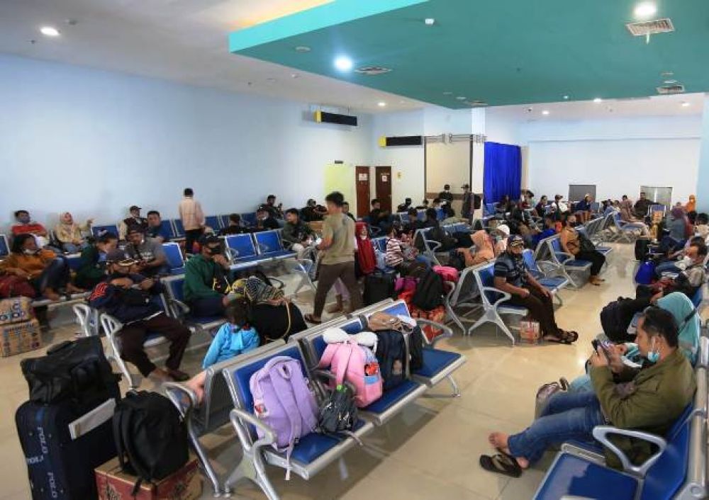 suasana penumpang di Gapura Surya Tanjung Perak Surabaya