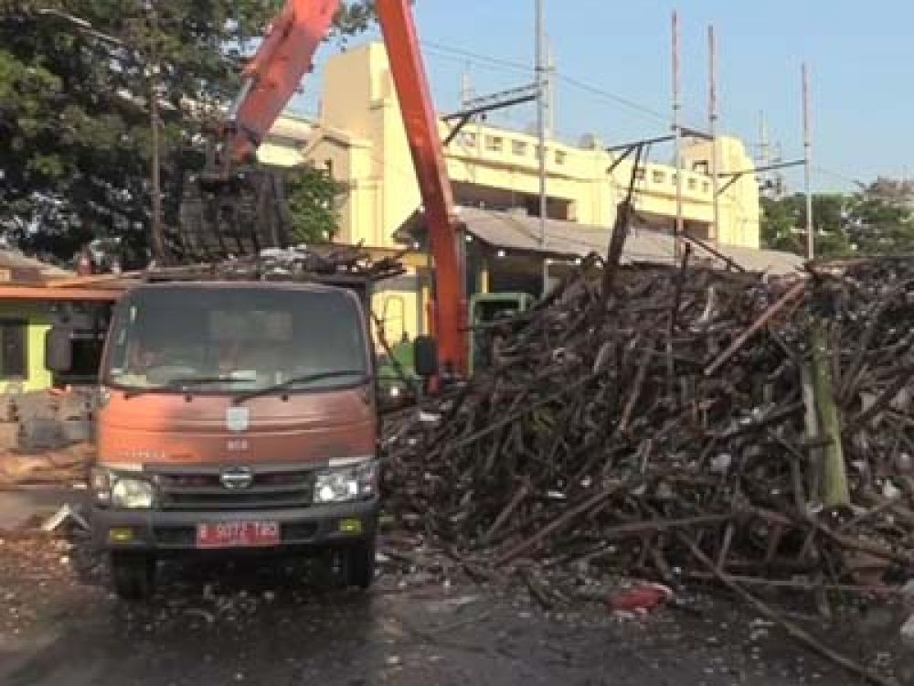 Truk mengangkut sampah di Pintu Air Manggarai.