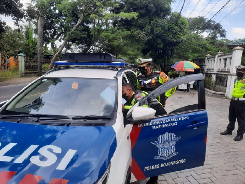 Satlantas Polres Bojonegoro saat mengoperasikan Mobil Incar.