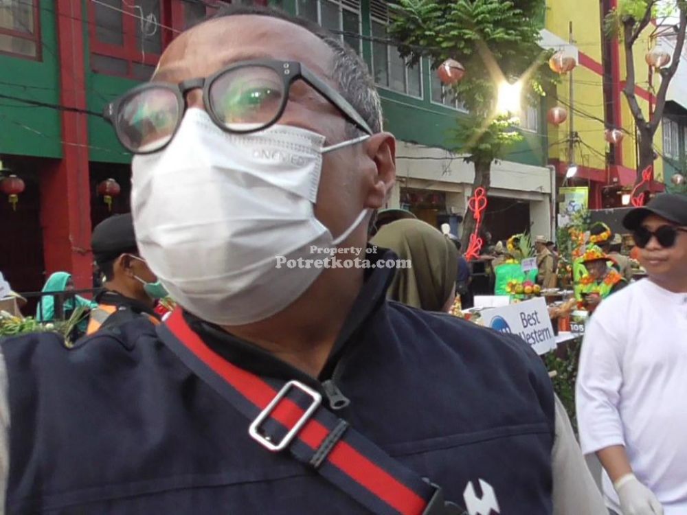 Krisna, anggota Satpol PP saat bersikukuh melarang wartawan meliput Festival Rujak Uleg Surabaya 2023.