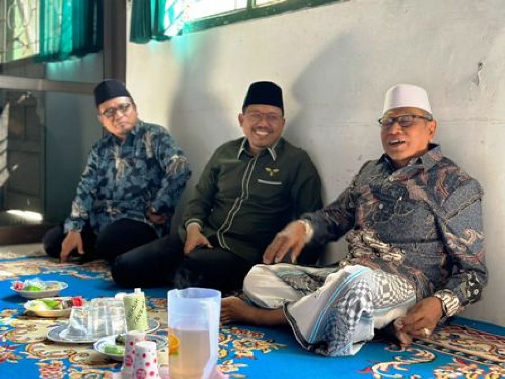 Sudiono Fauzan (tengah)