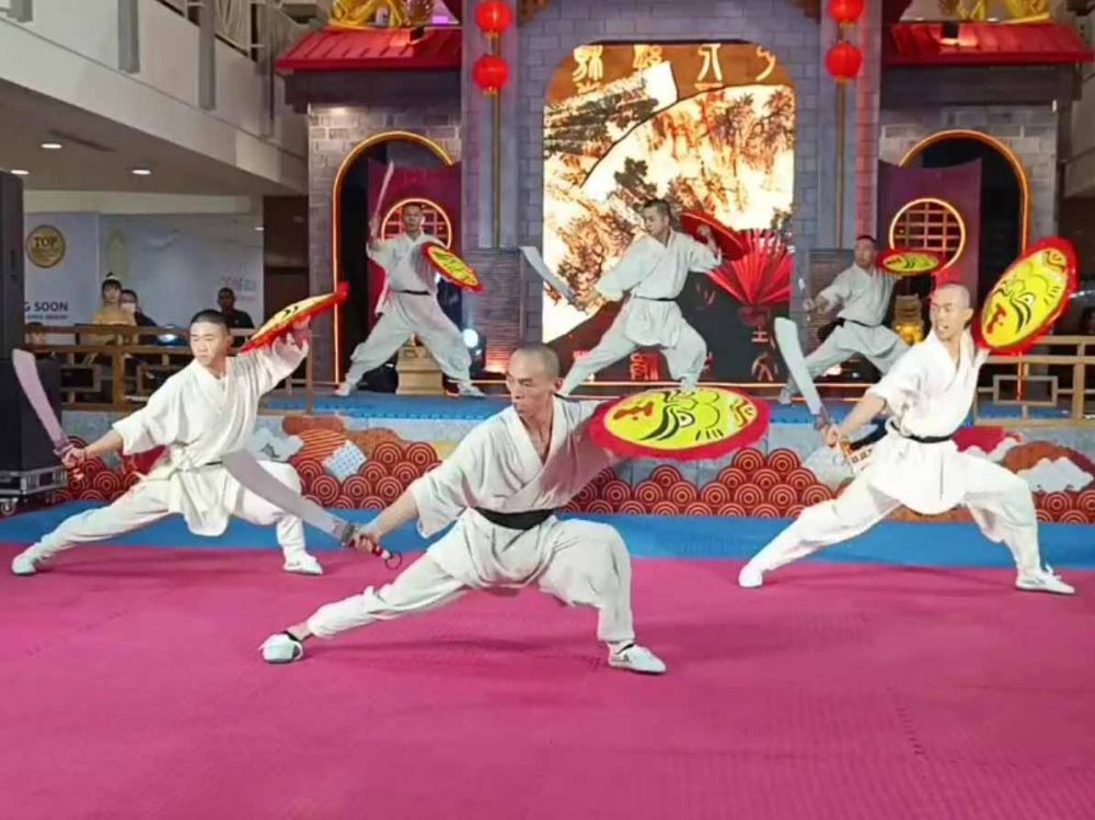 Biksu Shaolin asal Tiongkok tampil memukau di Mall Pakuwon Trade Center Surabaya, Sabtu, (03/02/2024).