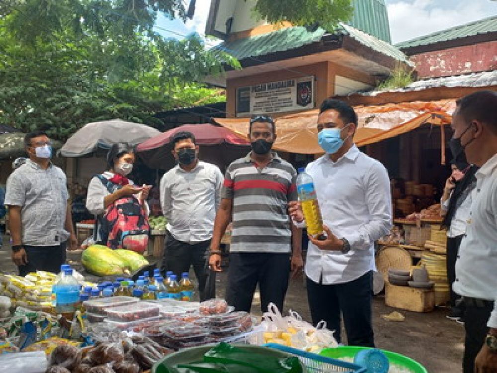 Kompol Kadek saat sidak harga minyak goreng.