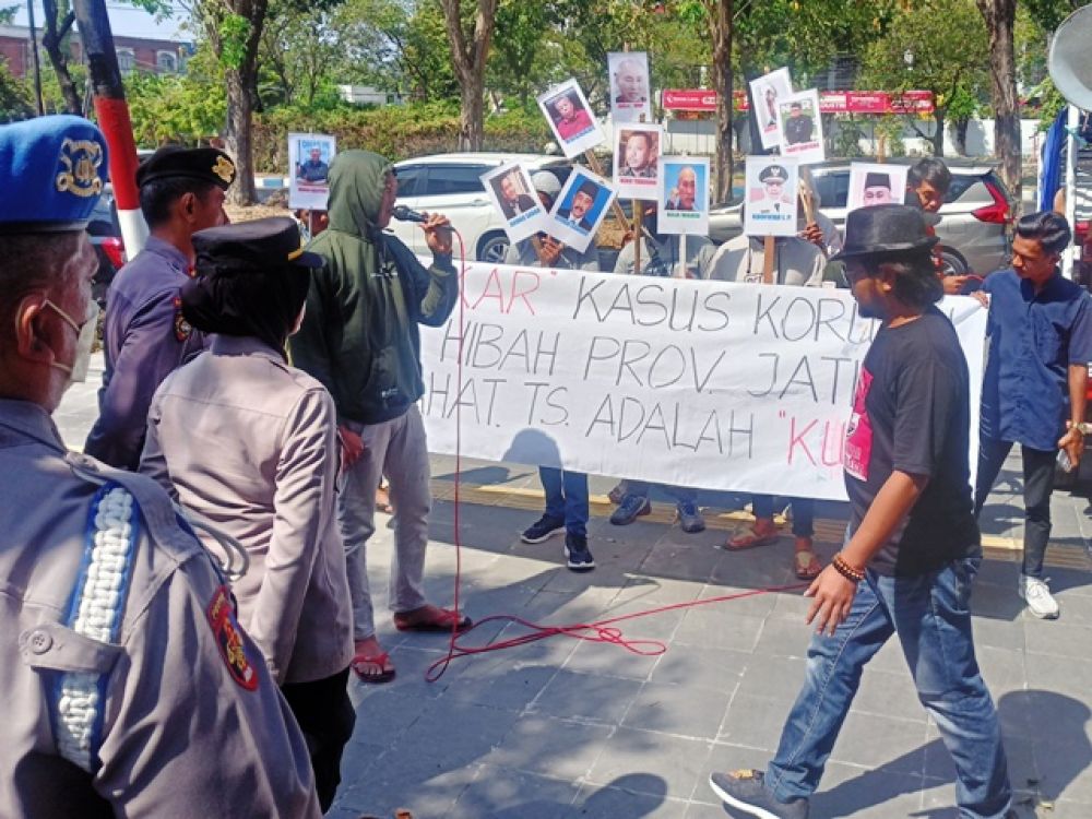 Unjuk rasa di PN Tipikor Surabaya