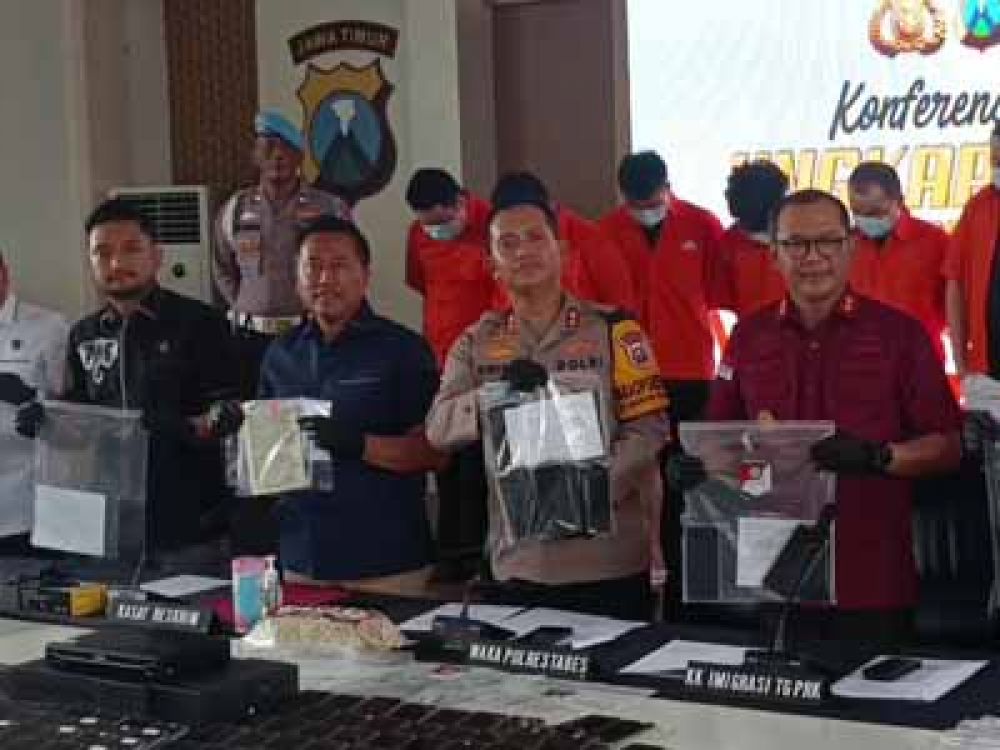 Wakapolrestabes Surabaya AKBP Wimboko merilis ungkap sindikat Online Scamming dengan 10 tersangka WNA asal China dan Vietnam, Selasa, (24/09/2024).
