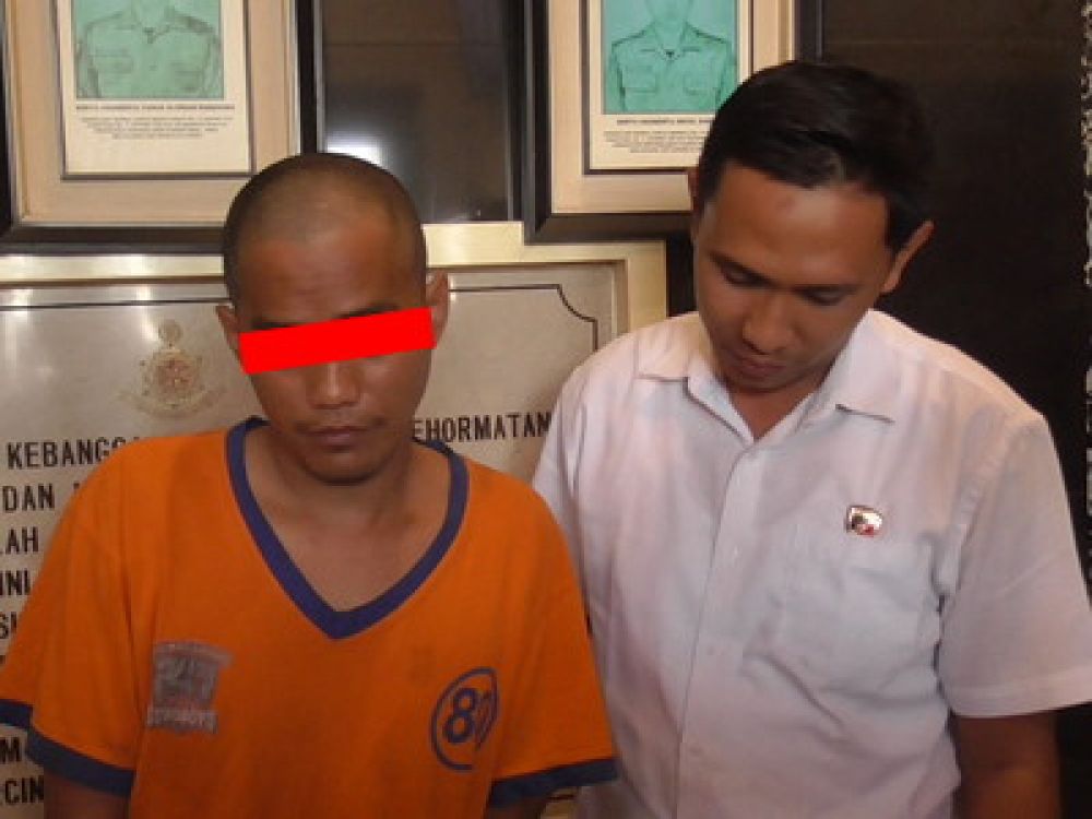 Tersangka AR (32), residivis asal Desa Modung, Bangkalan, Madura, bersama petugas di gedung Anindita Polrestabes Surabaya, Rabu, (12/06/2024).
