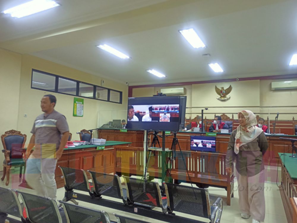 (kanan) Sri Lestari Suswaningsih (kiri) Ainur Rofik