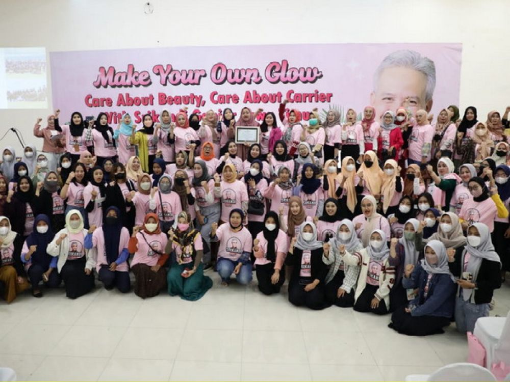 Relawan Srikandi Ganjar Jawa Timur (Jatim) mengajak para perempuan untuk berani memulai usaha. Ajakan tersebut disampaikan para relawan dalam acara seminar bertajuk 'Make Your Own Goal: Care about Beauty, Care about Career' yang digelar pada Rabu (19/10/2