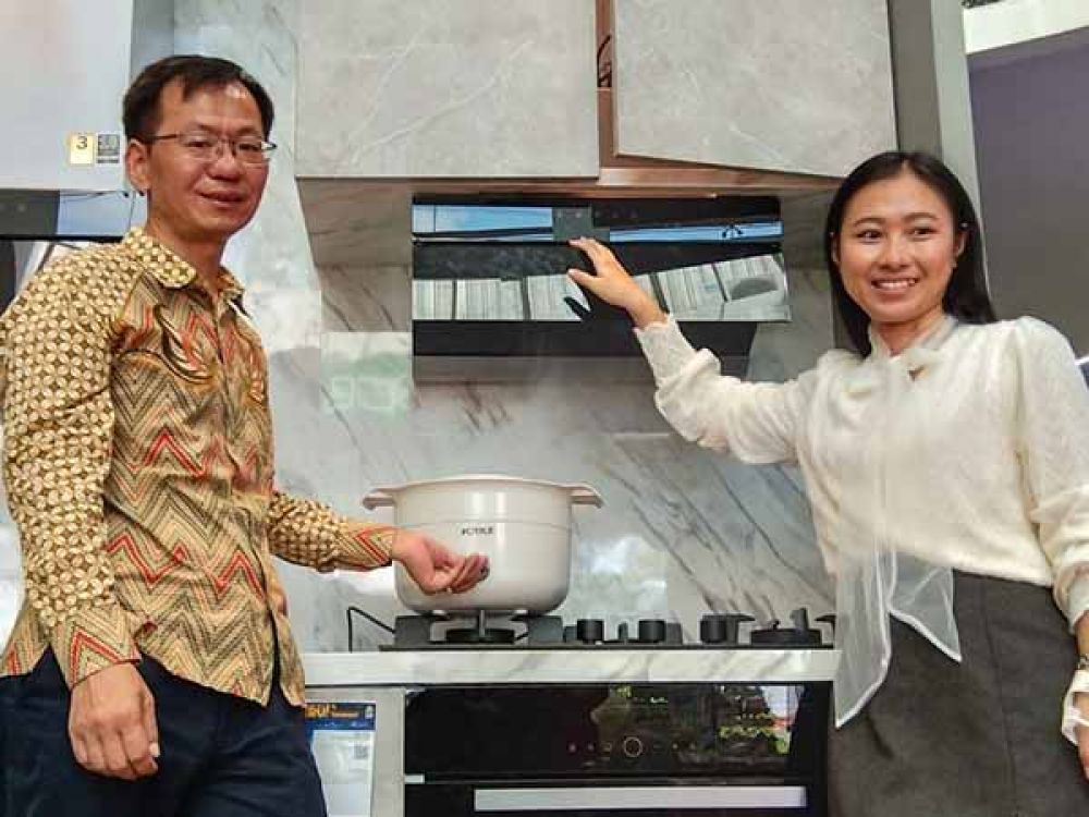 Sun Ling saat memperkenalkan Range Hood ZMG6009 dan Built-in Combi Oven.