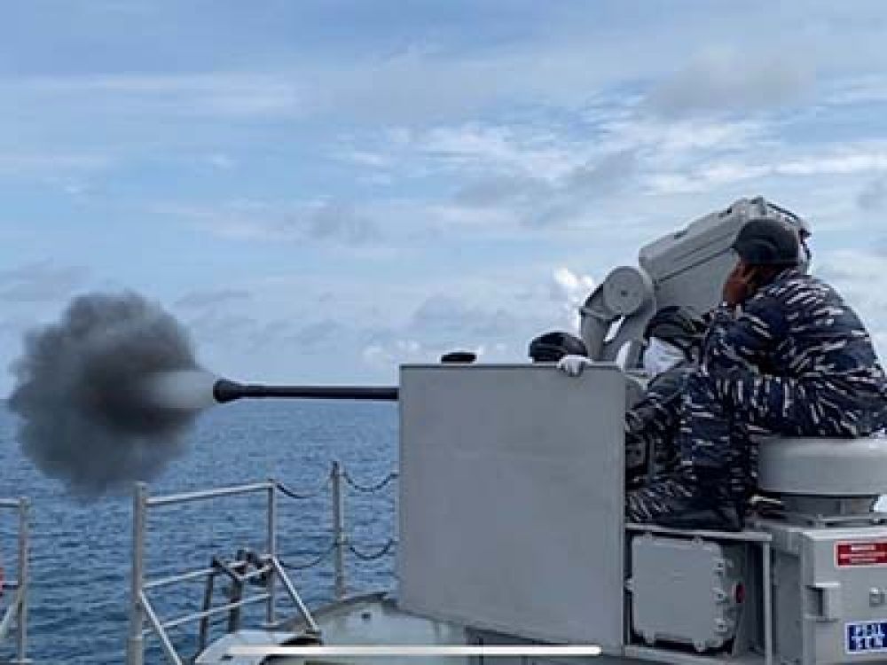 Prajurit TNI AL saat menembakkan meriam dari KRI Fatahilah-361 dalam pelatihan di Perairan Karimunjawa.
