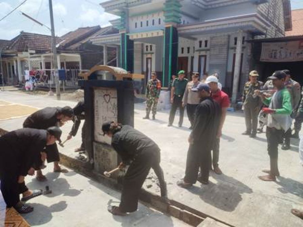 TNI dan Polri Bongkar Tugu Silat di Lamongan