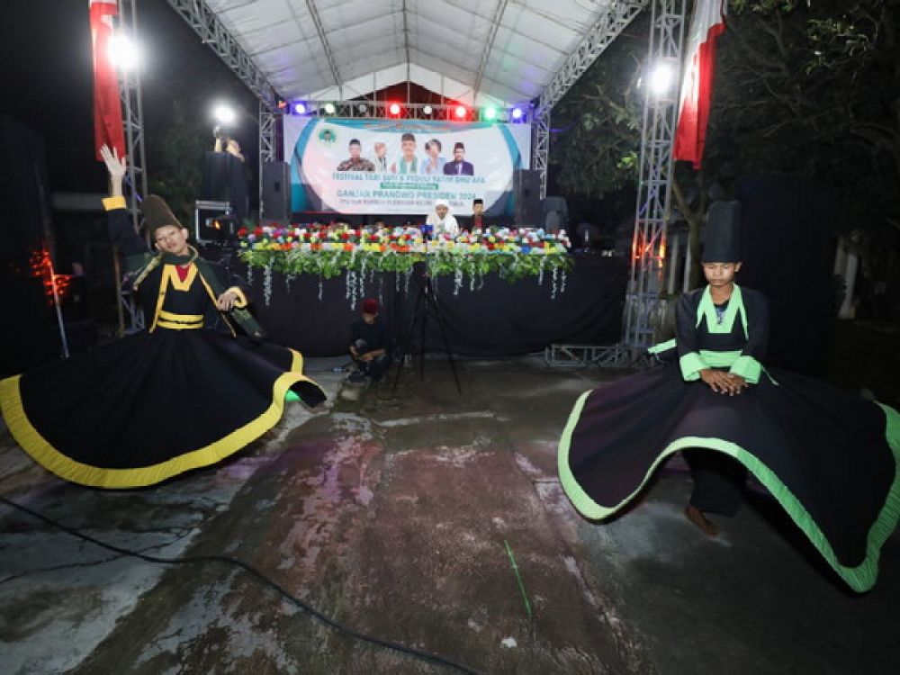 Kiyai Muda Jawa Timur Dukung Ganjar saat menggelar Festival Tari Sufi dan Peduli Yatim Dhu'afa di TPQ Nur Rohmah, Dusun Sawahan, Desa Payaman, Kecamatan Plemahan, Kabupaten Kediri, Jawa Timur, Selasa, (27/12/2022).