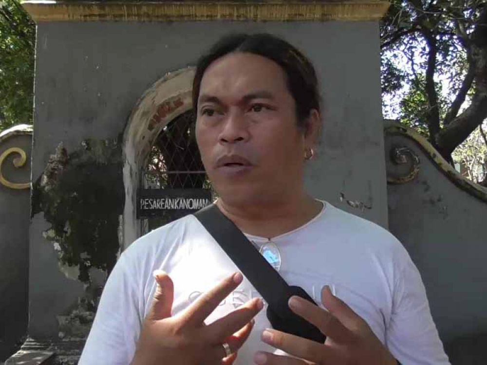 Taufik Hidayat, Ketua DKJT (Dewan Kesenian Jawa Timur) berziarah di makam Sunan Boto Putih.