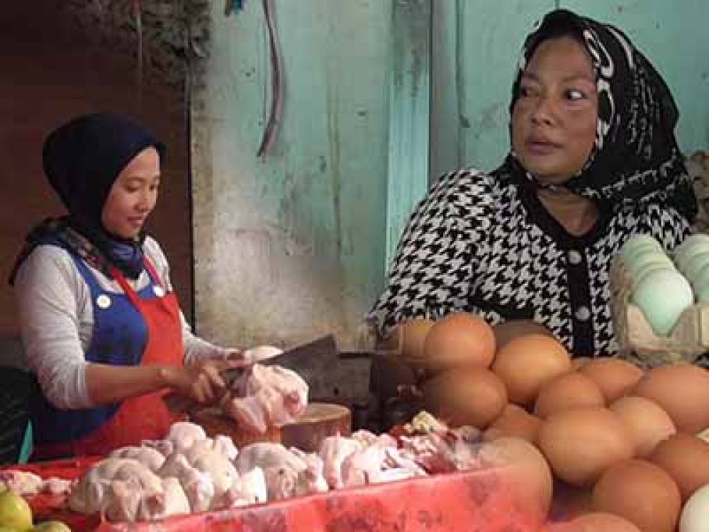 Pedagang ayam potong dan telur ayam di Pasar Pabean.