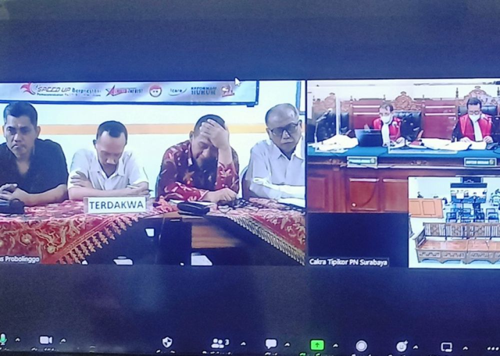 Para terdakwa korupsi mendengarkan putusan