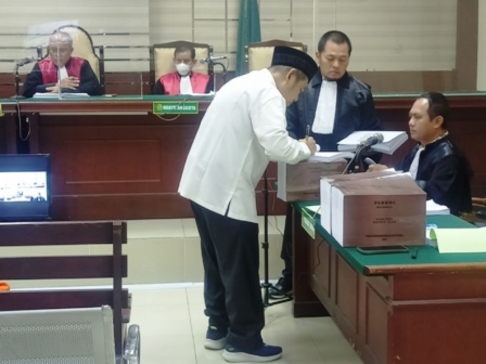 Saiful Ilah saat tanda tangan pledoi