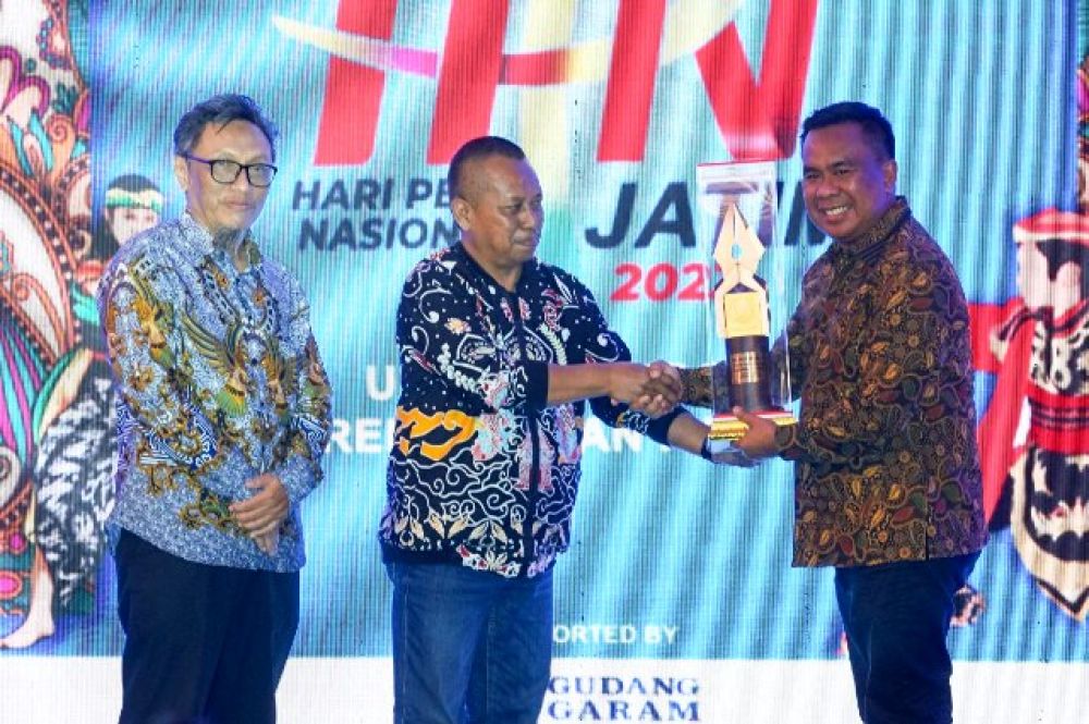 Mohammad Isa Anshori menerima PWI Jatim Award 2023