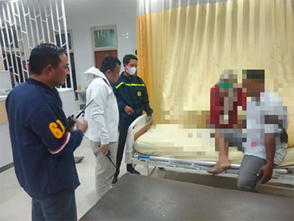 Korban teror panah saat di Rumah Sakit Bhayangkara.