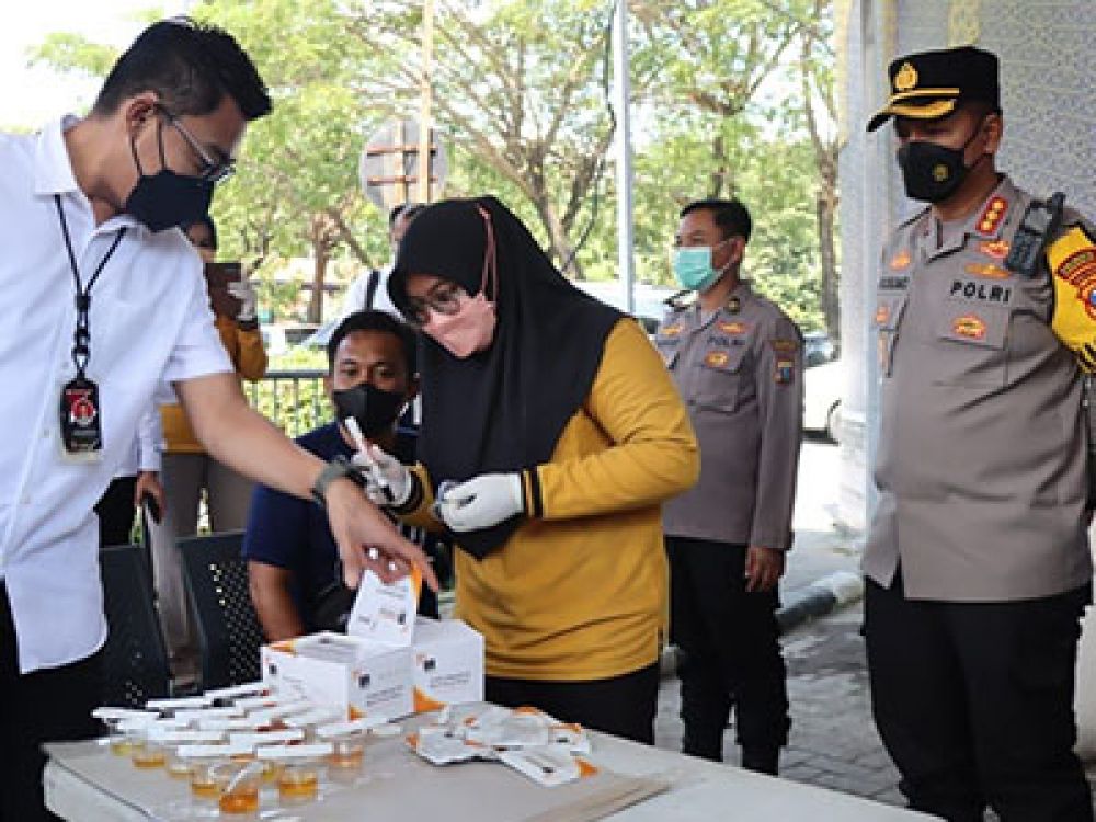 Polresta Sidoarjo saat melakukan tes urine sopir bus Terminal Purabaya.