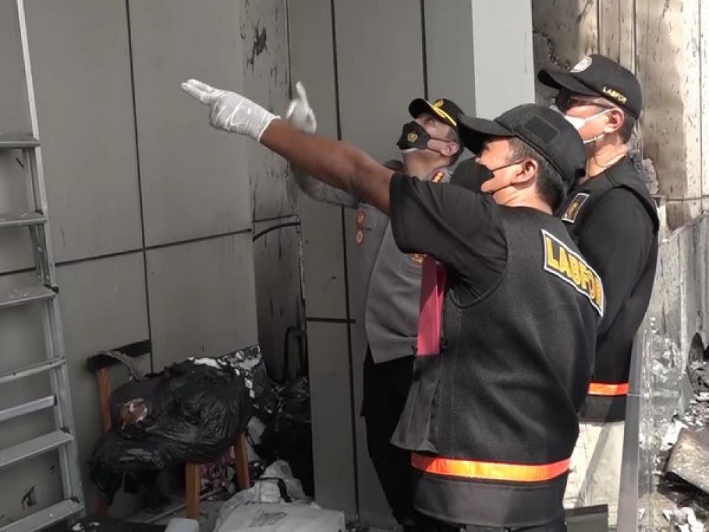Tim Labfor saat olah TKP kebakaran Tunjungan Plaza