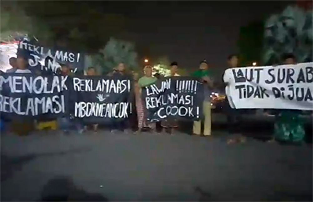 Nelayan saat unjuk rasa di Kenjeran Park.