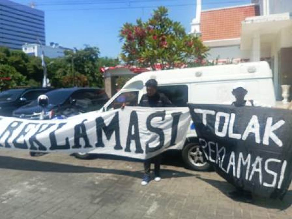 Aksi tolak reklamasi di halaman kantor DPRD Surabaya