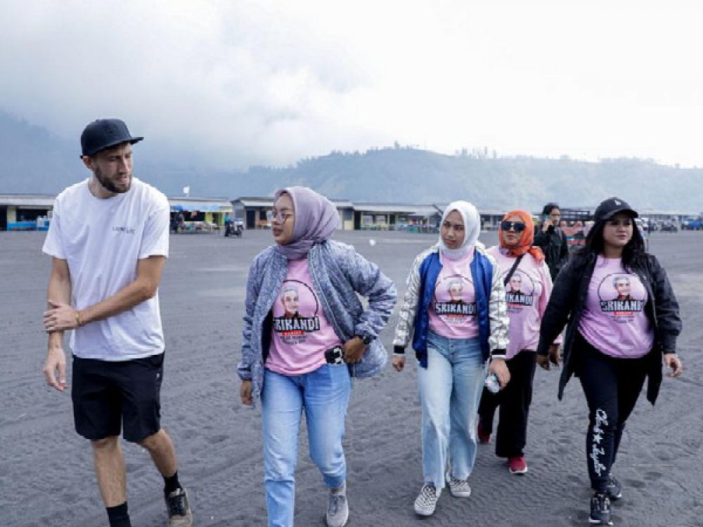 Srikandi Ganjar Jatim saat memandu salah satu turis di kawasan wisata Gunung Bromo, Jawa Timur.