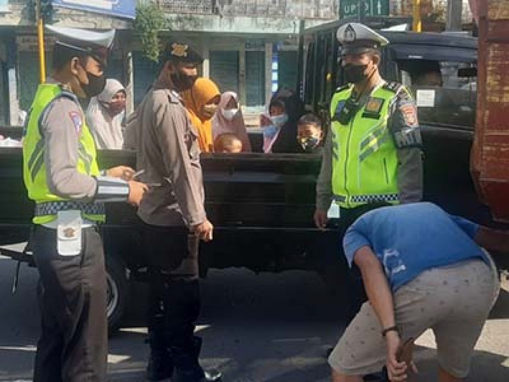 Petugas Sat Lantas Polresta Mataram saat menindak pelanggar.