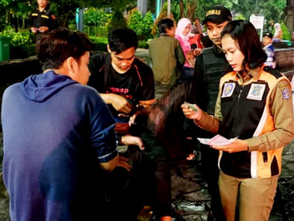 Petugas Satpol PP Surabaya saat mendata warga di Taman Bungkul.