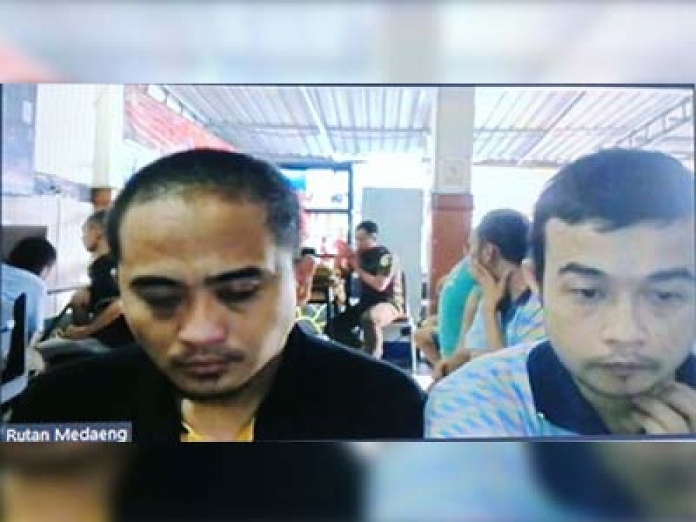 Kedua terdakwa Dwi Vibbi Mahendra dan Ikhsan Fatriana saat menjalani sidang putusan di PN Surabaya. Keduanya divonis mati oleh Hakim.