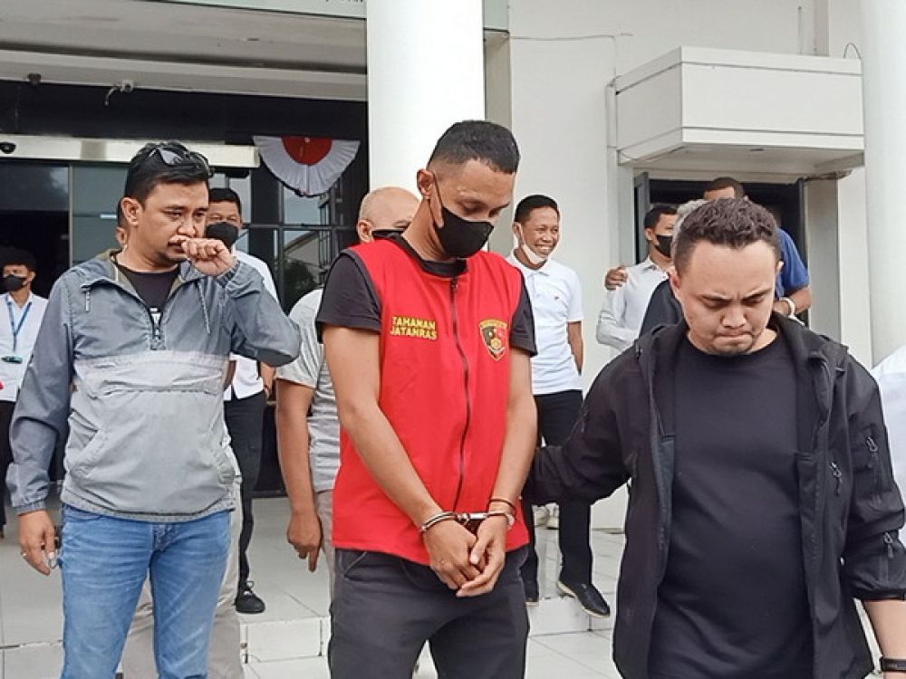 Tersangka WF saat dirilis Sat Reskrim Polrestabes Surabaya, Senin, (14/11/2022).
