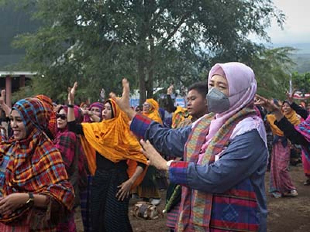 Wagub NTB Rohmi saat ikut menari bersama warga.