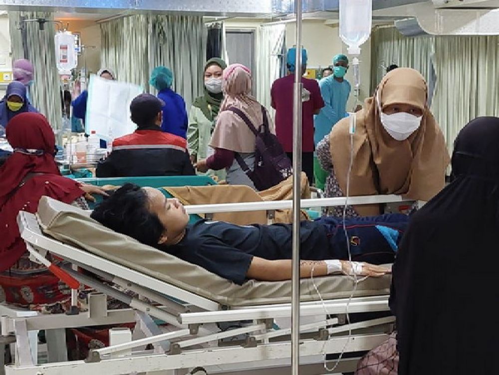 Wakil Ketua DPRD Surabaya, Reni Astuti saat kunjungi korban waterslide Kenjeran ambrol.