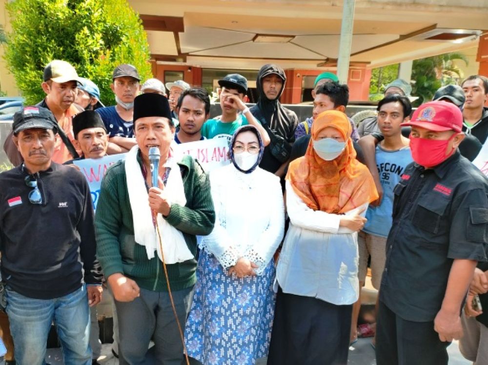Warga bersama Anggota DPRD Surabaya 