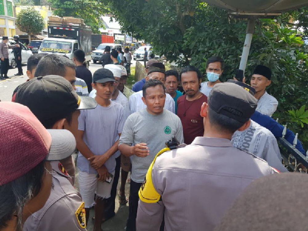 Petugas Polres Dompu saat negosiasi dengan warga.